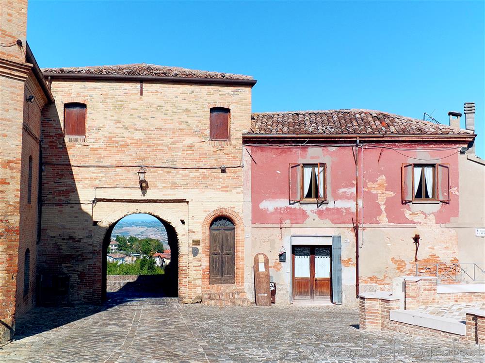 Mondaino (Rimini) - Porta di ingresso settentrionale del borgo